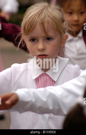 Groupe de fille en faisant des exercices de concentration et d'écoute Banque D'Images