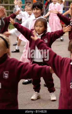 Les enfants en faisant des exercices d'école Banque D'Images