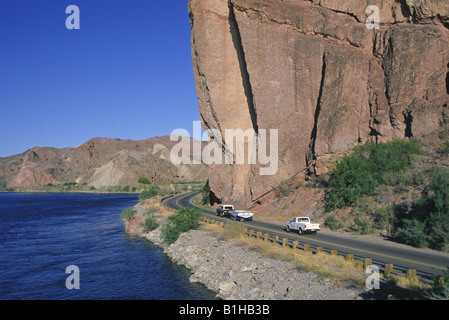 USA ARIZONA A lonely highway 95 en direction nord le long de la rivière Colorado près de Lake Havasu City en Arizona Banque D'Images