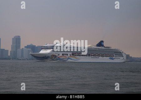 Le navire de croisière, Norwegian Spirit, descendant la rivière Hudson, qui sépare l'État de New York et du New Jersey. Banque D'Images