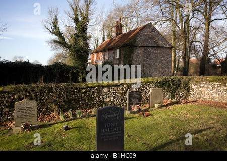 La vue depuis le cimetière de St James Church dans le village de Castle Acre à West Norfolk East Anglia Angleterre Banque D'Images