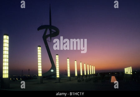 Tour de télécommunications de Montjuic par Santiago Calatrava 1991 et lampes de rue dans l'après-midi Anella Olímpica Barcelone Espagne Banque D'Images