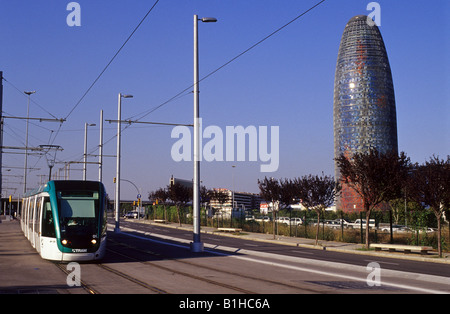 Tour Agbar 142 m par Jean Nouvel et tram la Plaça de les Glòries Barcelone Catalogne Espagne Banque D'Images