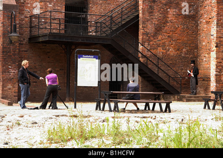 Les gens de filmer dans le Castlefield, Manchester, UK Banque D'Images