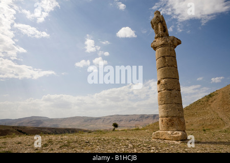 Eagle statue sur la colonne sur la terrasse sud de Karakus Tumulus dans Nemrud Parc National, l'Est de l'Anatolie Turquie Banque D'Images