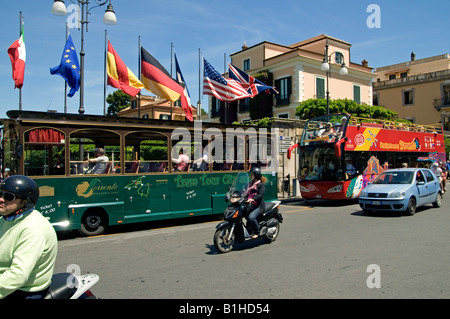 Sorrento, près de Naples Italie tour en bus local pour les clients d'attente dans le centre de Piazza Tasso Banque D'Images