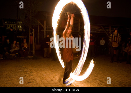 Fire Dancer lors d'un festival à Dresde, Allemagne Mai 2008 Banque D'Images