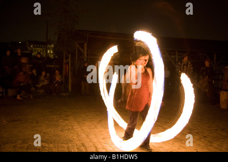 Fire Dancer lors d'un festival à Dresde, Allemagne Mai 2008 Banque D'Images