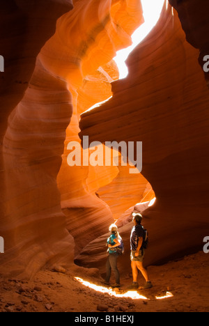 Les randonneurs explorer les emplacements de grès du Lower Antelope Canyon Navajo Tribal Park Lake Powell Arizona Banque D'Images