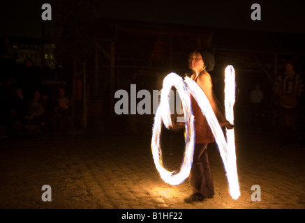 Fire Dancer lors d'un festival à Dresde, Allemagne Mai 2008 Banque D'Images