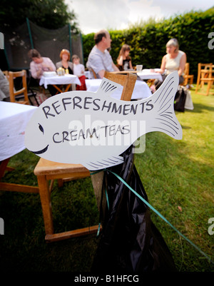 Une fête de l'église anglaise traditionnelle dans les régions rurales de Sussex. Des rafraîchissements et des thés à la crème d'attirer les visiteurs. Photo par Jim Holden. Banque D'Images