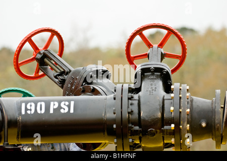 Sur les vannes de carburant à double coque barge. Banque D'Images