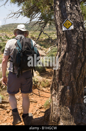 Randonneur sur le sentier E4 entre Aghia Roumeli et Loutro Banque D'Images