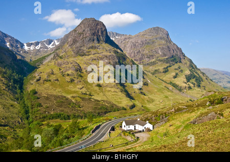 Deux des trois soeurs célèbres montagnes de Glen Coe West Highlands en Écosse avec cottage Banque D'Images