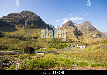 Les célèbres Trois Soeurs dans les montagnes de l'ouest de Glen Coe Highlands en Écosse avec cottage Banque D'Images