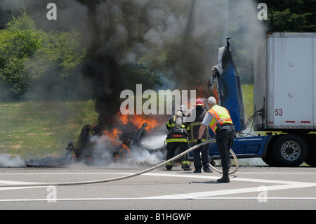 Camion en feu sur le côté en direction de l'Est de l'I-640 à Knoxville, Tennessee, États-Unis le 6 juin 2008. Banque D'Images