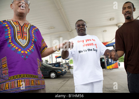 Détroit, Michigan activistes religieux prier à une station Sunoco pour la baisse du prix du gaz Banque D'Images