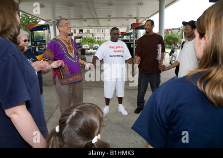 Détroit, Michigan activistes religieux prier à une station Sunoco pour la baisse du prix du gaz Banque D'Images