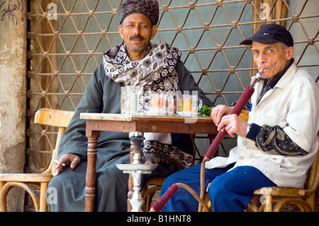 Deux hommes égyptiens déguster café et la chicha à la terrasse d'un café au Caire Egypte Banque D'Images