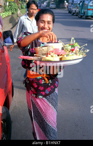 Femme balinaise avec offrant à Ubud Bali Indonésie Banque D'Images