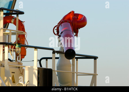 Une buse à jet d'eau de lutte contre l'incendie sur un remorqueur, de couleur rouge. Banque D'Images