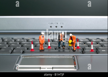 La réparation des accidents miniature un clavier d'ordinateur portable Banque D'Images