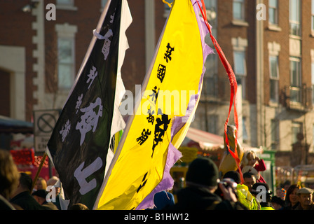 La foule célébrer le Nouvel An chinois avec de grands drapeaux et bannières. Banque D'Images