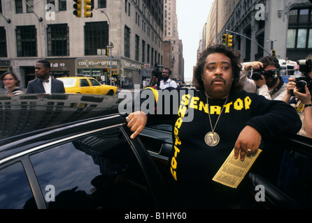 New York NY le 2 mai 1992, le révérend Al Sharpton, vêtu de son chandail et le sénateur Sharpton médaillon signature tenant un bulletin de papier dans la région de City Hall Park. Banque D'Images