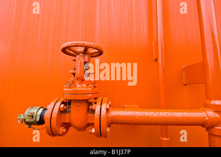 Le distributeur de carburant à double coque barge. Banque D'Images