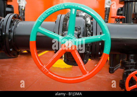 Le distributeur de carburant à double coque barge. Banque D'Images