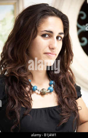 Face portrait de belle attrayante jeune femme maltaise Romina avec de longs cheveux bruns à La Valette ou La Valette Malte Banque D'Images