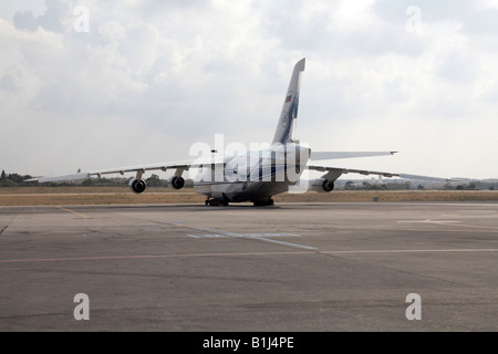 Russe Volga Dnepr Antonov AN 124 100 avions sur l'aéroport à l'aire de l'Aéroport International de Malte Banque D'Images