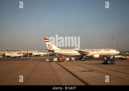 A6 EYX Etihad Airways Airbus A330 223 garé sur un tablier à l'aéroport d'Heathrow London TW6 Angleterre oblique de haut niveau Banque D'Images