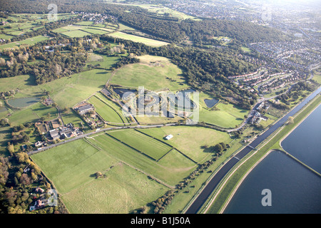 Vue aérienne au sud-est du réservoir du roi George s Sewardstone Road Gilwell Park Le Chalet Blanc Forrest Epping London EN3 E4 Banque D'Images