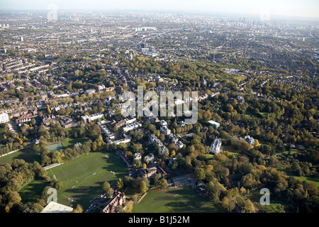 Vue aérienne au sud-est du terrain de sport et l'École de Highgate et maisons de banlieue Highgate London N6 England UK Banque D'Images