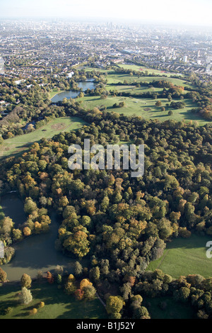 Vue aérienne au sud-est de Mesdames et étangs de baignade Highgate Hampstead Heath maisons de banlieue la colline du Parlement, London N6 NW5 Englan Banque D'Images