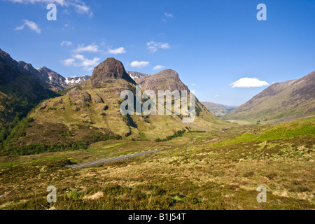 Deux des trois soeurs célèbres montagnes dans l'ouest de Glen Coe en Écosse Highlands Banque D'Images