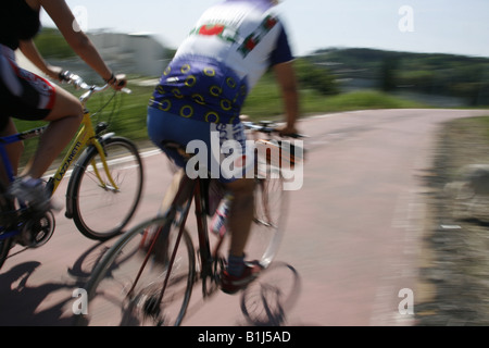 Deux rapides des cyclistes dans la campagne Banque D'Images