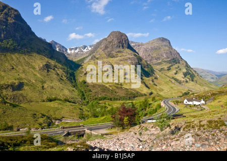 Les célèbres Trois Soeurs dans les montagnes de l'ouest de Glen Coe Highlands en Écosse avec cottage Banque D'Images