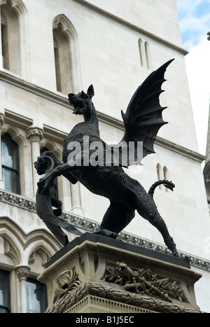 Un dragon ou griffin au sommet du monument de Temple Bar à Fleet Street marquant l'extension la plus occidentale de la ville de Londres Banque D'Images