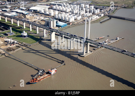 Vue aérienne à l'est de la reine Elizabeth II Dépôt de stockage d'huile pont Thurrock navire marchand et Jetty Tamise Londres RM20 Englan Banque D'Images