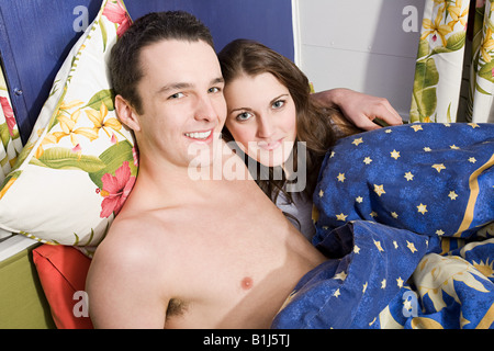 Young couple in bed Banque D'Images