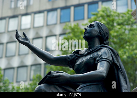 Monument à la mémoire de William Gladstone par Sir William Thorneycroft dévoilé en 1905 et situé près de St Clement Danes church à Londres Banque D'Images