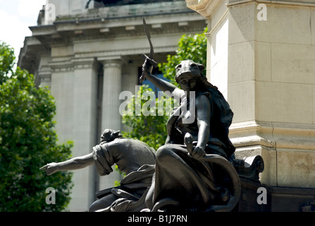 Monument à la mémoire de William Gladstone par Sir William Thorneycroft dévoilé en 1905 et situé près de St Clement Danes church à Londres Banque D'Images