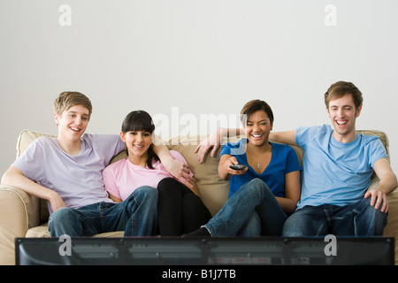 Les amis de regarder la télévision Banque D'Images