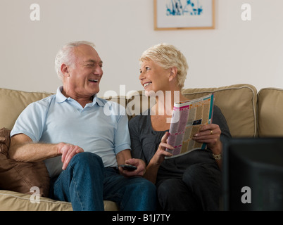 Un couple de regarder la télévision et de parler Banque D'Images