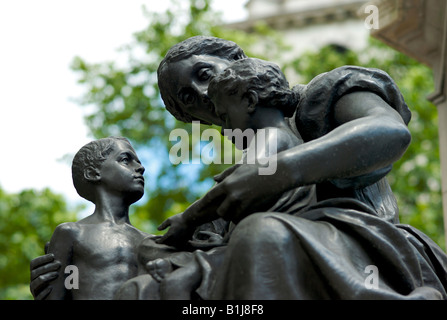 Monument à la mémoire de William Gladstone par Sir William Thorneycroft dévoilé en 1905 et situé près de St Clement Danes church à Londres Banque D'Images