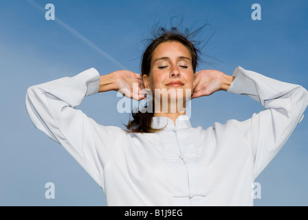 Jolie jeune femme pratiquant le Qi Gong, Qi-flux circulaire Banque D'Images