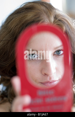 Belle jeune femme aux cheveux bruns frisés, sérieux Banque D'Images