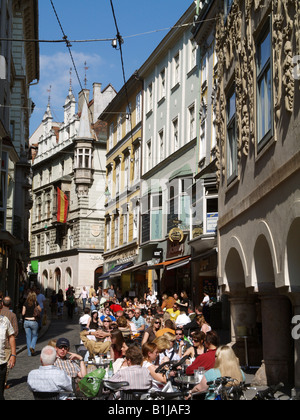 Les gens assis dans le cefa dans une ruelle de la vieille ville de Graz, Autriche, Graz Banque D'Images